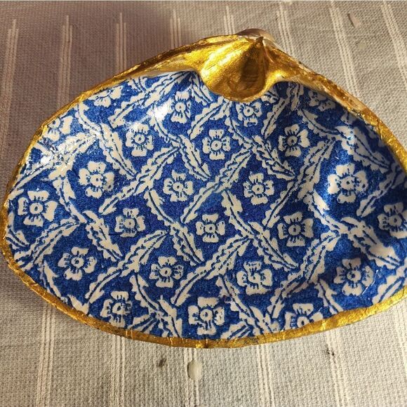 DECOUPAGE CLAM SHELL DECOUPAGE BLUE PATTERN ON A CLAM SHELL TRINKET DISH - Picture 4 of 11